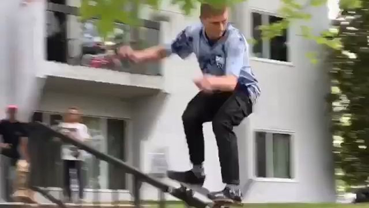 En skate il évite une collision avec une voiture!!