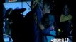 Cheikh Lô embrasse sa femme sur scène, en plein concert
