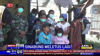 Petugas Bantu Evakuasi Barang Milik Warga Sinabung