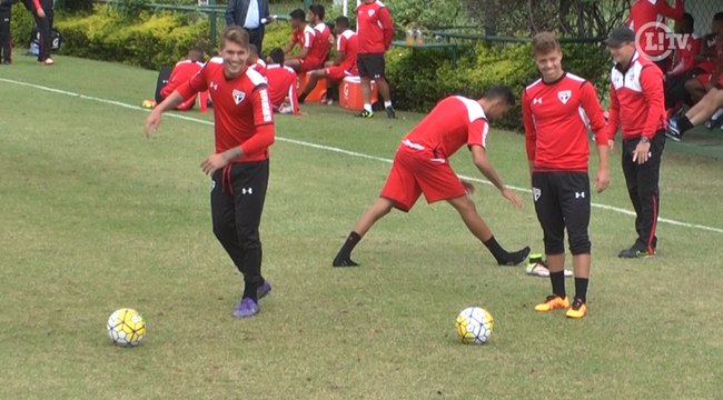 Lucas Fernandes leva a melhor sobre Lyanco em 'desafio do golzinho' no São Paulo