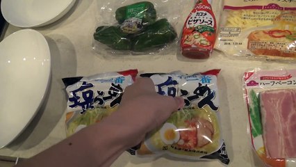 セイキンのものまねしながらインスタントラーメンでピザ作ってみた！