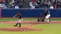 Ce lanceur de Baseball évite une balle dans sa tête de peu !