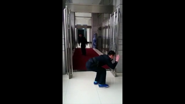 Quand tu te protèges d'un coup de feu... FAIL