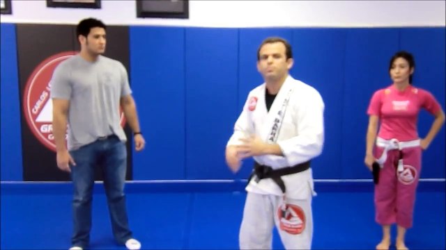 ARMED GIANT ATTACKS 120LBS GIRL GRACIE BARRA SELF DEFENSE TECHNIQUE