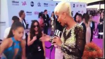 Ariana Grande se prend les pieds dans le tapis rouge de la cérémonie des Billboard Music Awards