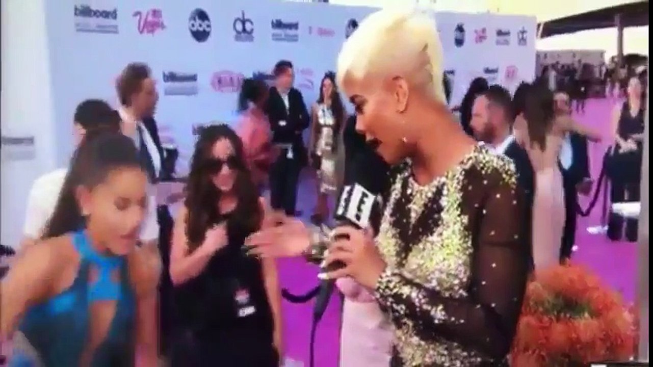 Ariana Grande se prend les pieds dans le tapis rouge de la cérémonie des Billboard Music Awards