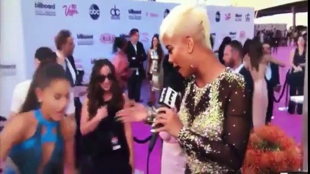 Ariana Grande se prend les pieds dans le tapis rouge de la cérémonie des Billboard Music Awards