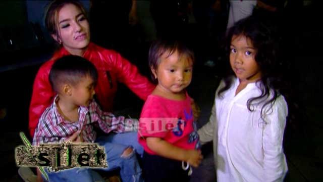 Kebersamaan Sheila Marcia dengan Anaknya di Lokasi Syuting Anak Jalanan - Silet 23 Mei 2016