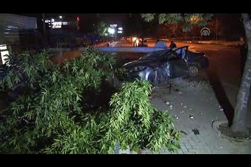 Otomobil direğe çarptı: 1 ölü 1 Yaralı