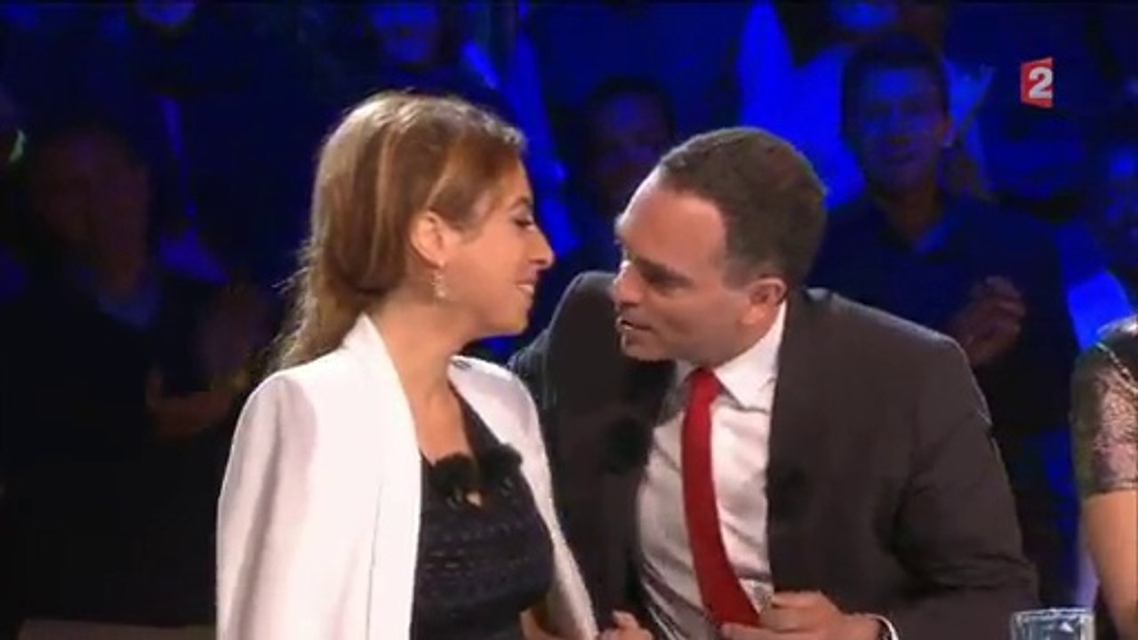 Yann Moix et Léa Salamé échangent un baiser de cinéma