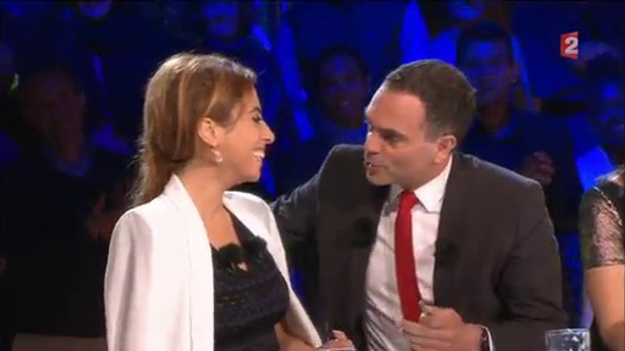 Yann Moix et Léa Salamé échangent un baiser de cinéma