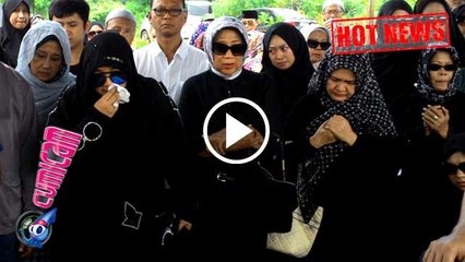 Rina Gunawan Begitu Terpukul Ketika Menguburkan Sang Ayah