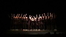 Une troupe de danseuses réalise une superbe vague