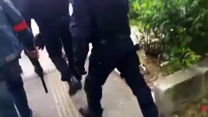 UN CRS humilie une femme
