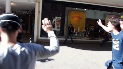 Un CRS se fait tabasser par des manifestants à Nantes