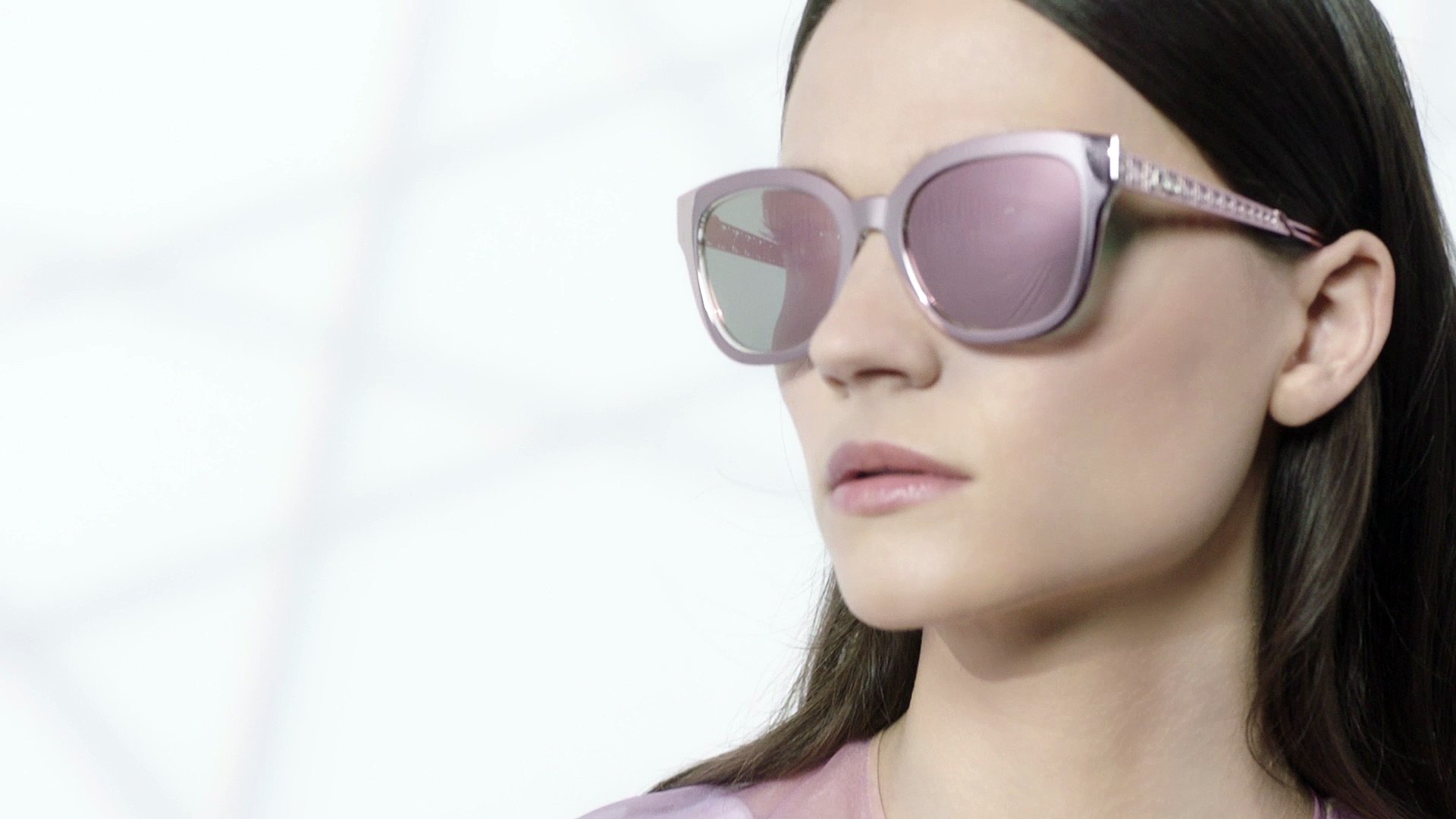 Diorama", les nouvelles lunettes stars de Dior - Vidéo Dailymotion