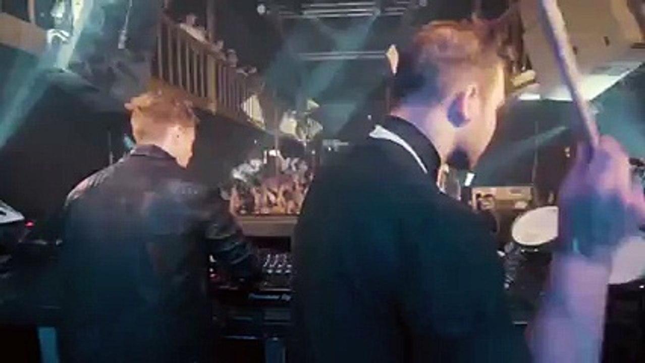Deux DJ font un joli troll.