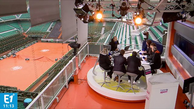 Un homme hypnotisé par Messmer devant sa télé