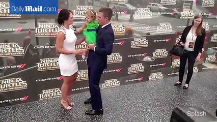 Stephen Amell brings his wife and daughter to Ninja Turtles