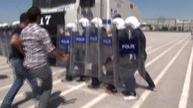 Savaş Muhabiri Adayları Zorlu Eğitimden Geçiyor