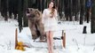 Des mannequins en photo avec un vrai gros ours brun en Russie dans la neige !