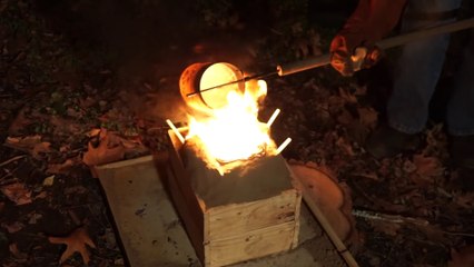 Il coule de l'aluminium fondu pour mouler une roue dans son jardin !