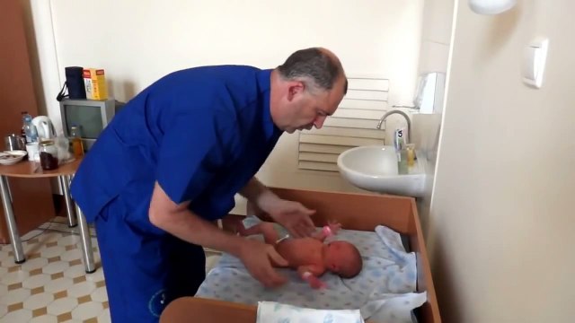 Увидев, как ортопед осматривает ребенка, у меня челюсть отвисла. Но то, что он сделал потом…