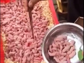 Un homme mange des souriceaux vivants