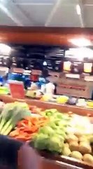 Un cheval mange des pommes à Super U
