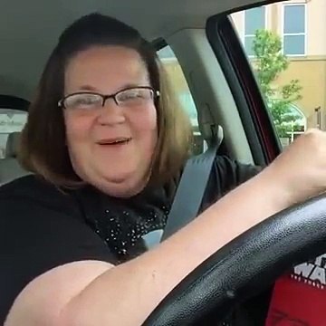 Une femme, un masque de Chewbacca, fou rire garanti