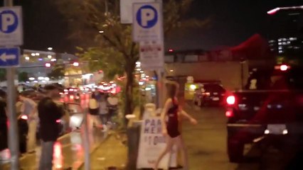 Une fille ivre provoque un mec à la sortie d'une soirée !