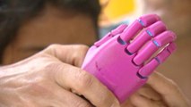 Dos estudiantes de sexto de primaria crean prótesis de una mano para una compañera a quien le falta la mano derecha