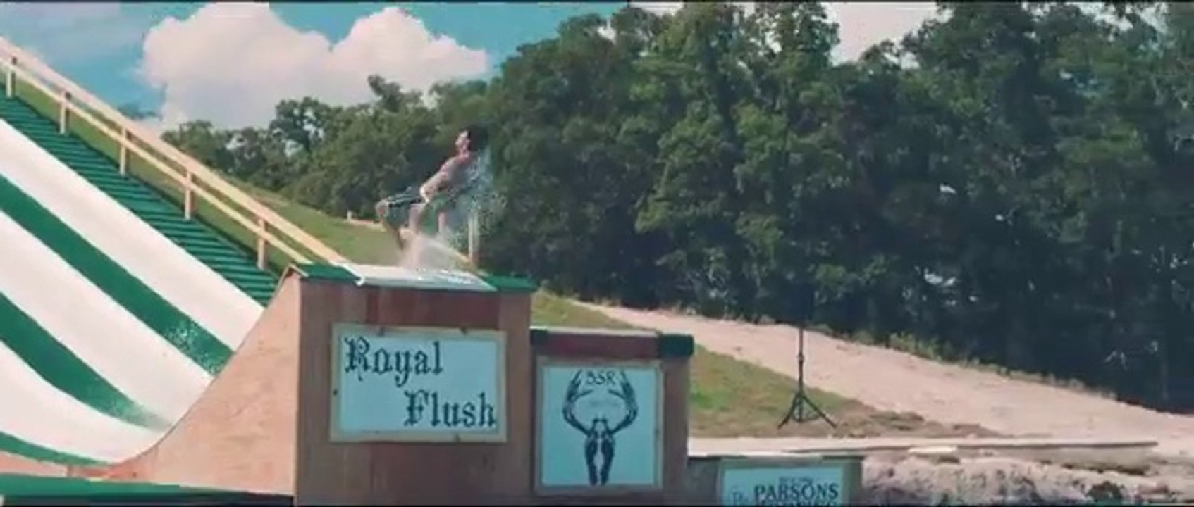 Cette glissade d'eau ressemble à n'importe quelle autre glissade, mais attendez de voir le bas!