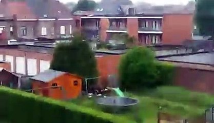 En plein délire sur le toit d'une maison