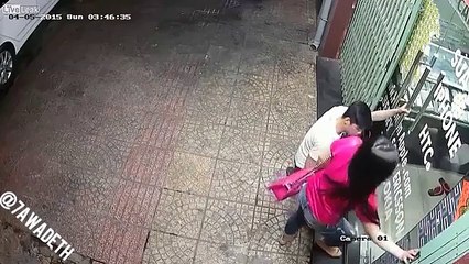 Asaltante intenta sorprender a esta mujer en el momento que abre su negocio