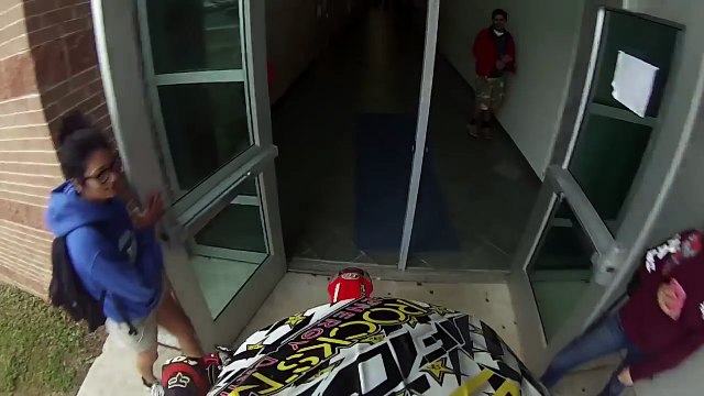 il traverse son lycée en motocross