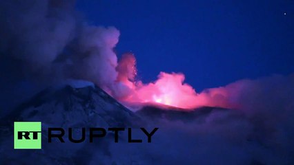 El volcán más grande de Europa hizo erupción e iluminó el cielo