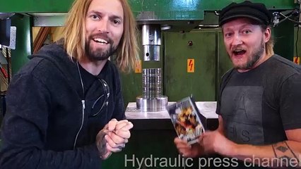 Mira lo que pasa cuando aplastas varios CDs con una prensa hidráulica