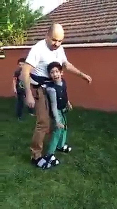 اب حقق حلم ابنه في للعب يستحق المشاهدة