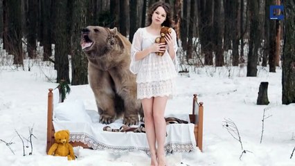 Des mannequins en photo avec un vrai gros ours brun en Russi