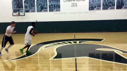 Brandon Armstrong parodie le flop de LeBron James