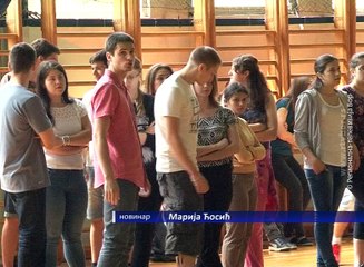 Borski maturanti plešu Engleski valcer, Staru vlajnu i Pingvin kolo, 23. maj 2016. (RTV Bor)