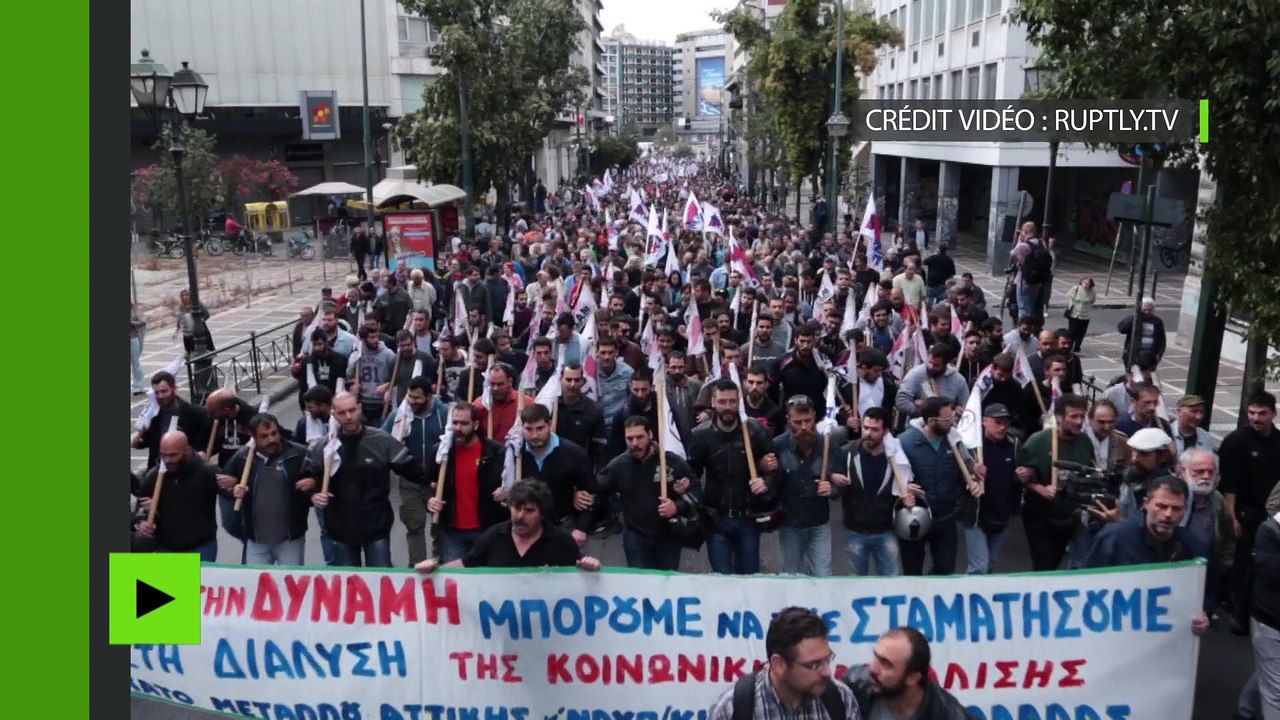 Les grecs sortent dans les rues d'Athènes, après les mesures de rigueur adoptées par le Parlement