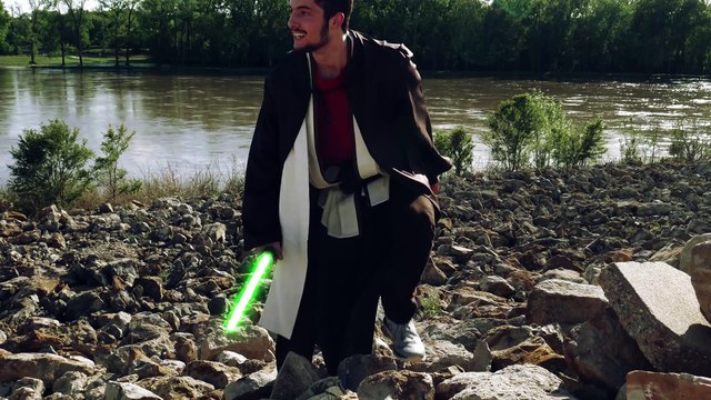 Combat de sabre laser entre Dark Vador Lego et un vrai Jedi