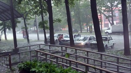 Insolite : Cette dame se couche sur son véhicule, pour que sa carrosserie ne soit pas abîmée par la grêle