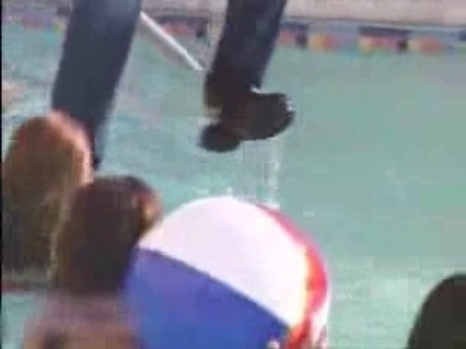 un homme qui marche sur l'eau