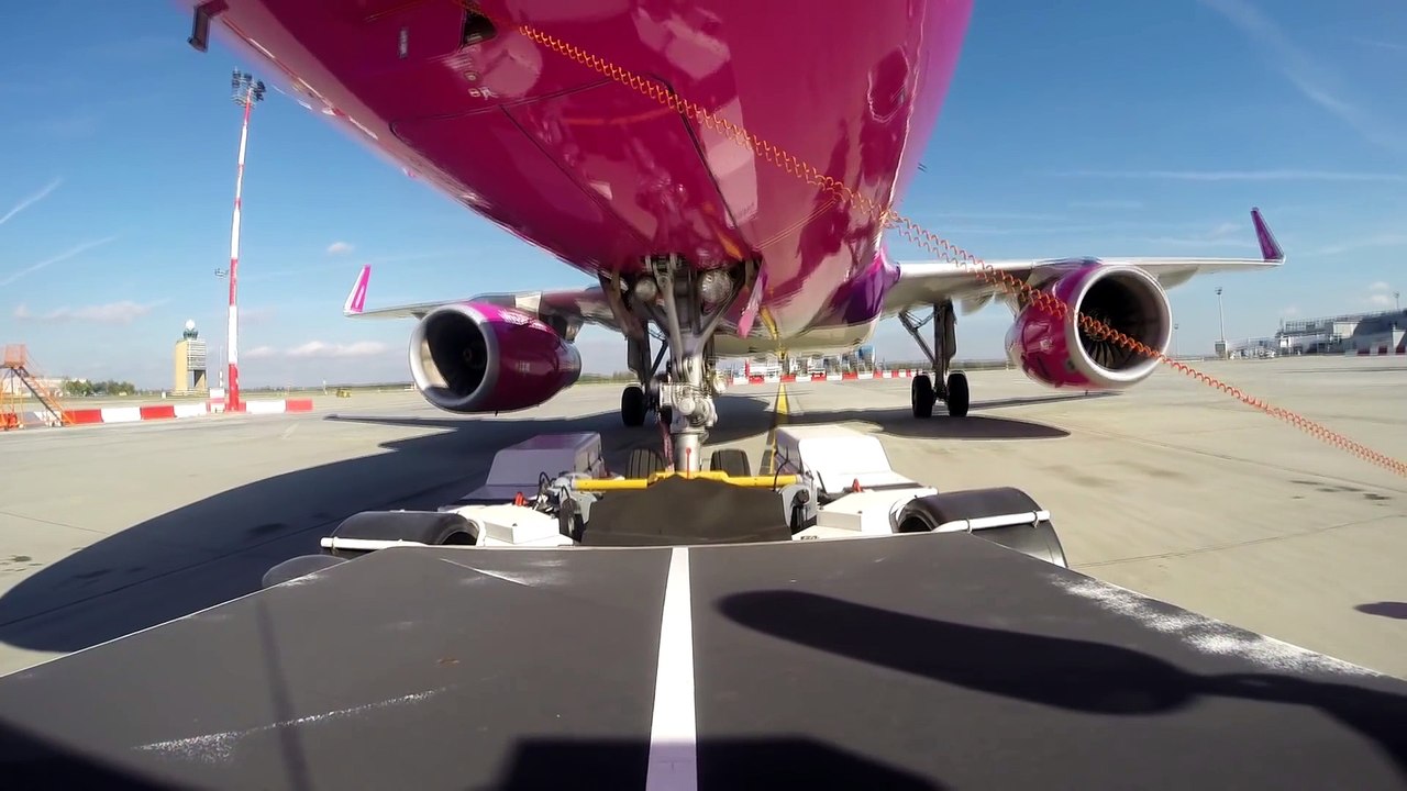 Un avion Airbus survole Budapest en rase-motte au dessus du