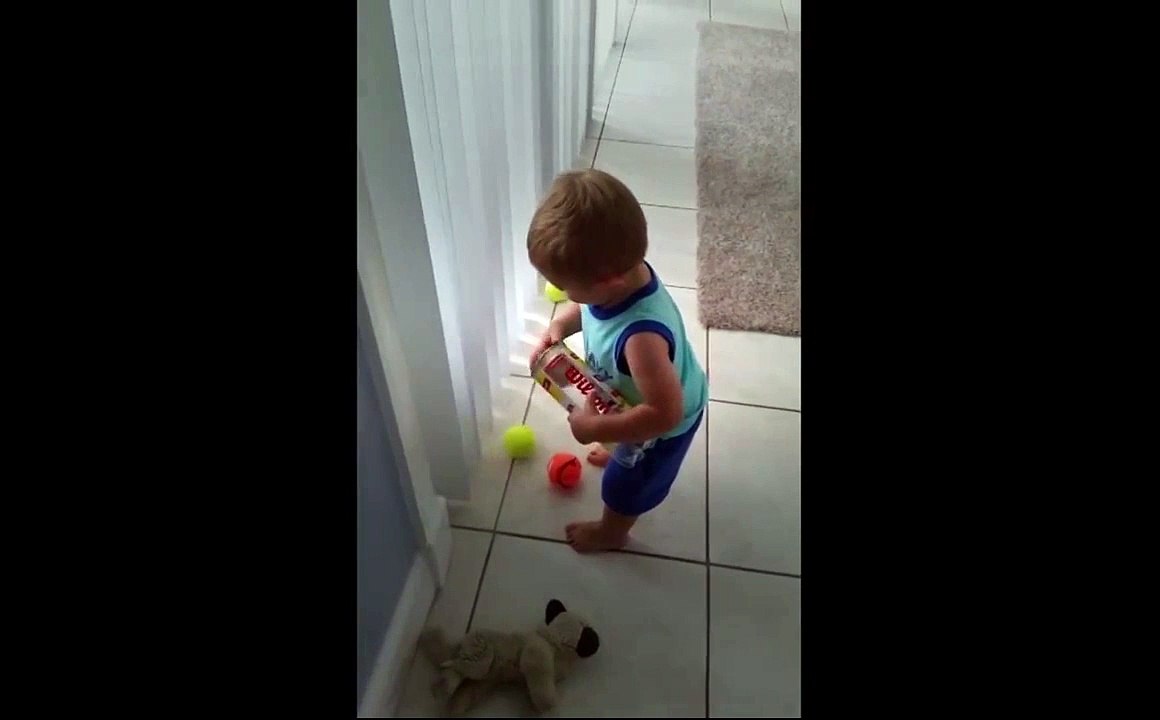 Un enfant n'arrive pas à ramasser ses balles