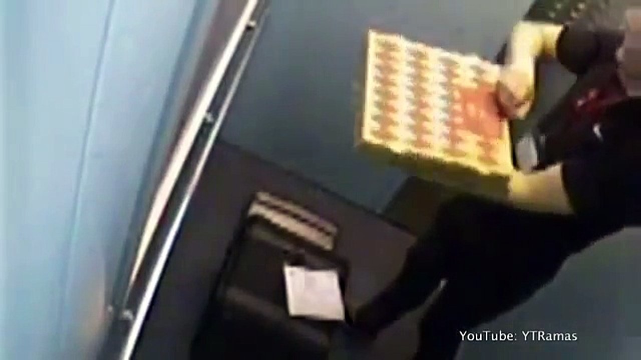 Ce livreur de pizza mange la garniture devant la porte du client !