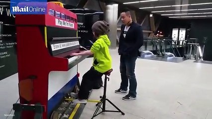 Cette fille de 9 ans s'installe devant un piano en libre service dans le métro, mais attendez qu'elle commence à jouer !